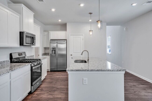 Building Photo - Elegant 4 Bedroom 2.5 Bathroom Home Near Downtown Greenville $2,500/mo rent