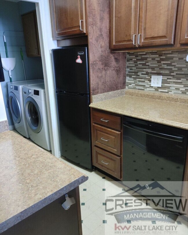 Building Photo - Broadway Condo