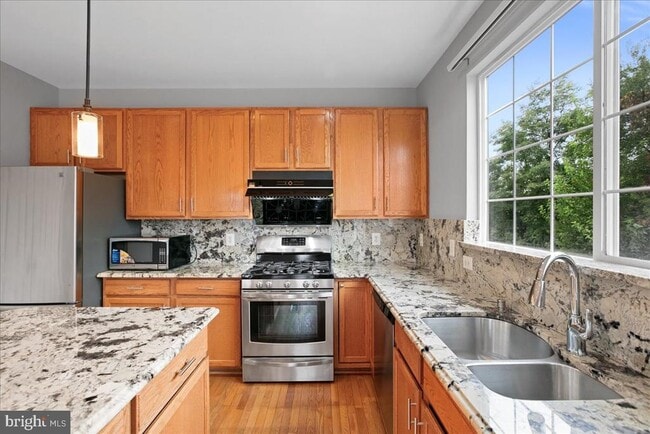 Building Photo - 6350 Regal Oak Dr