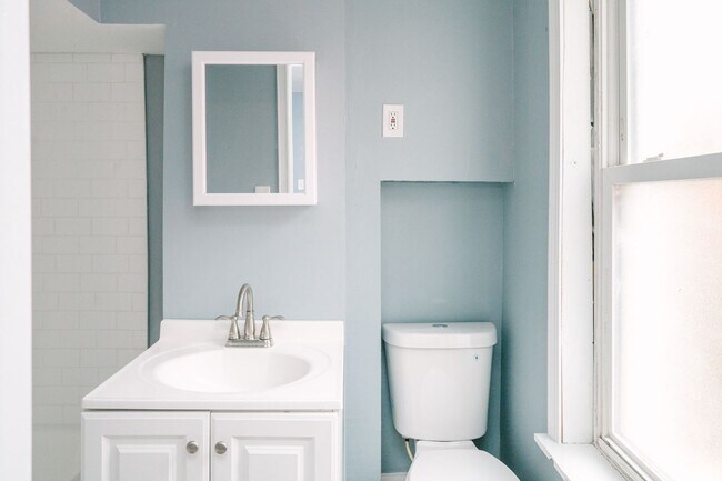 Building Photo - Move in special! Newly renovated 3 bedroom...