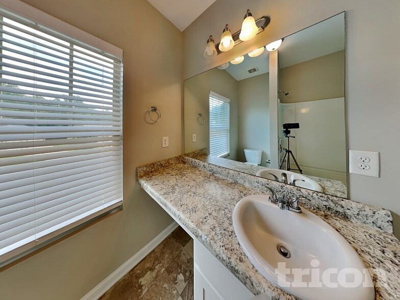 Building Photo - 456 Clematis Court