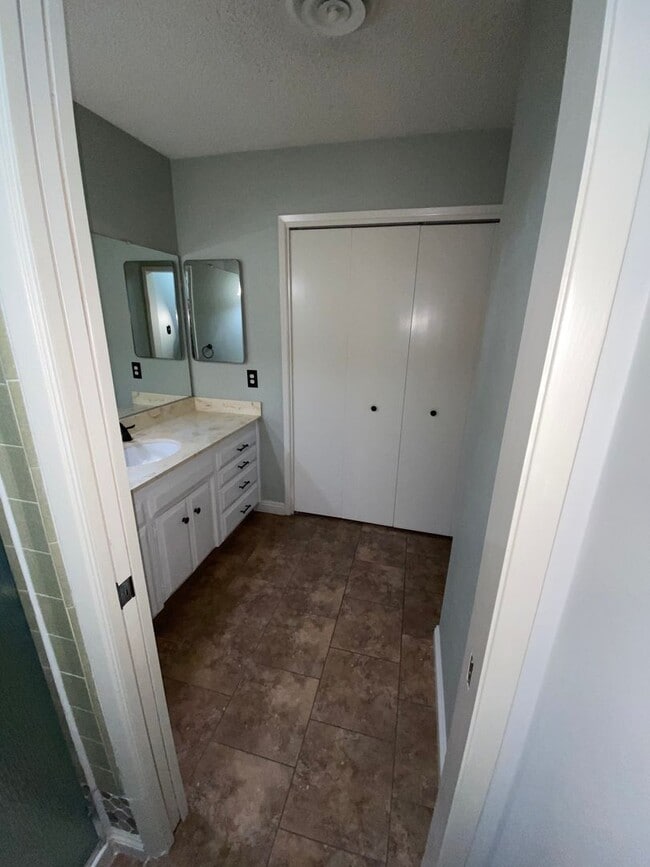 Building Photo - 55 and OLDER KERN CITY 2 BED UPDATED HOME