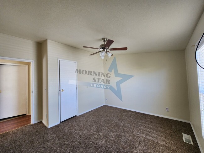 Building Photo - Spacious 3-Bed with Enclosed Yard and Stor...