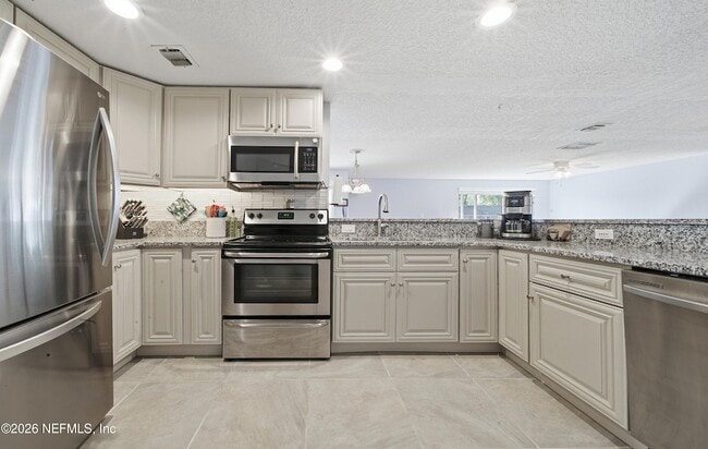 Building Photo - 972 Dostie Cir