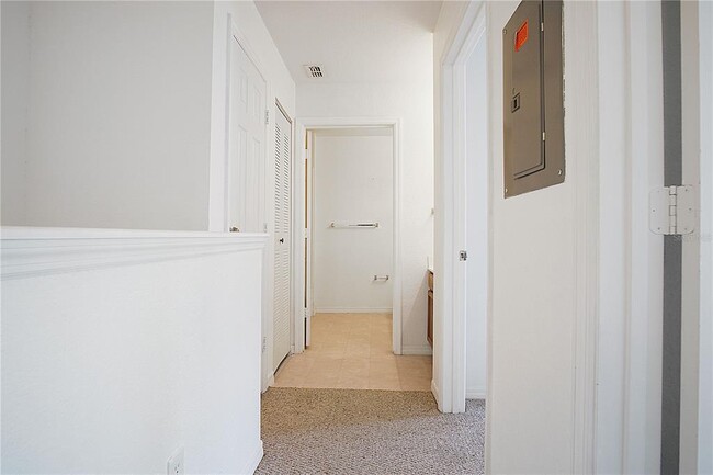 Building Photo - 4562 Yellowgold Rd E