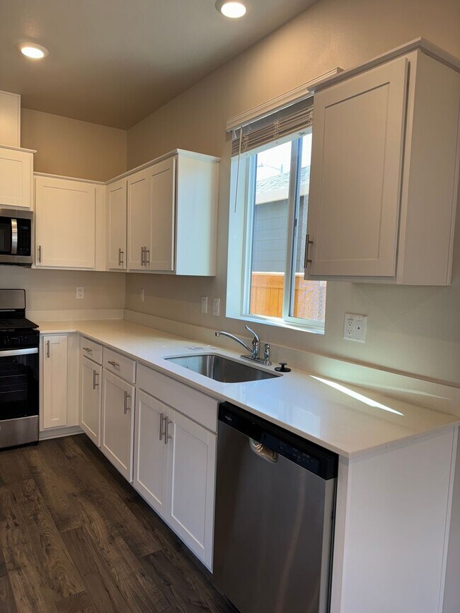 Building Photo - 4 bedroom 2.5 bathroom in Marcola Meadows!