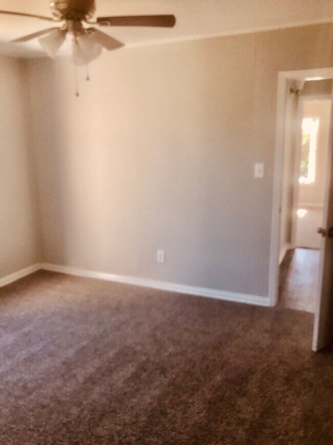 Building Photo - RECENTLY REMODELED 4 BEDROOM 2 BATH HOME I...