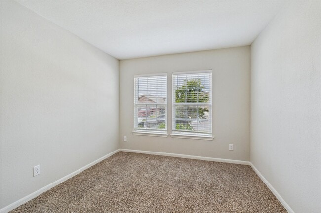 Building Photo - Stunning 4 bedrooms 2 baths single-story h...