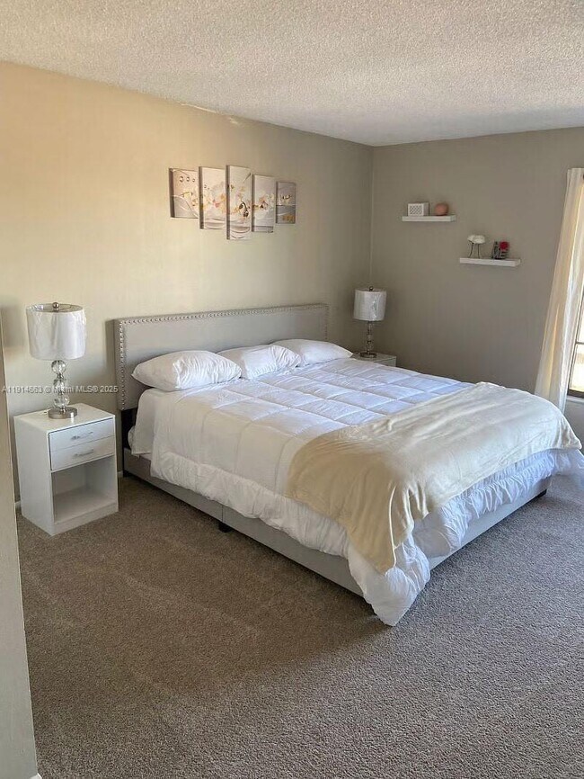 Building Photo - 6060 Village Cir N