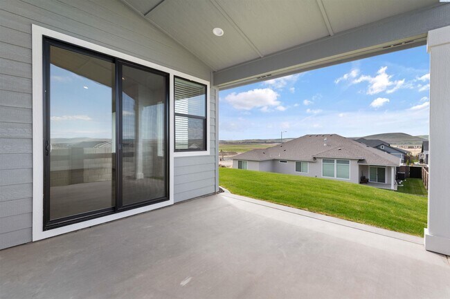 Building Photo - Generational suite w/separate entrance!