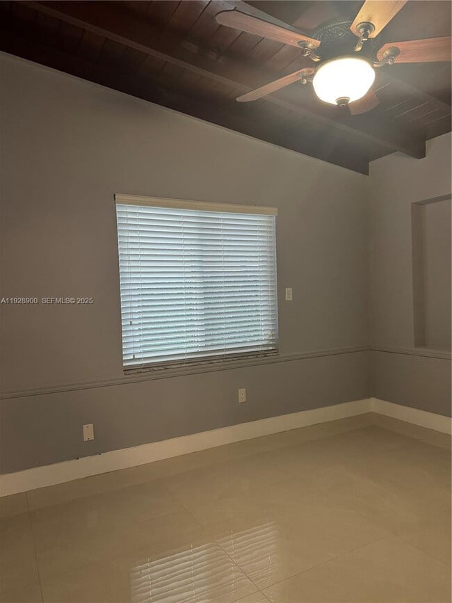 Building Photo - 881 Hialeah Dr