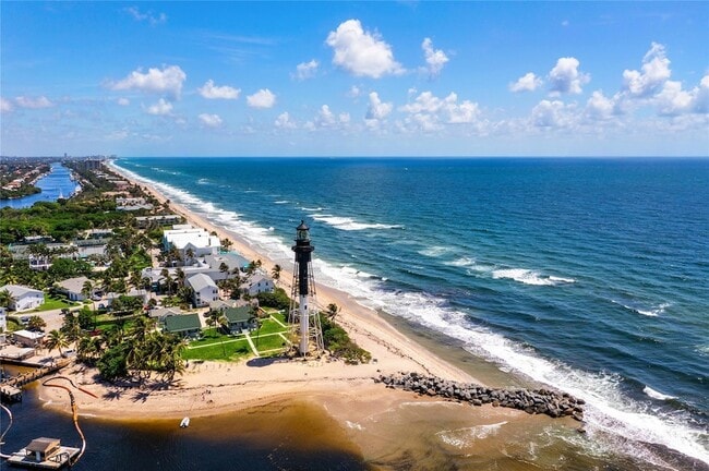 Building Photo - 2307 N Riverside Dr