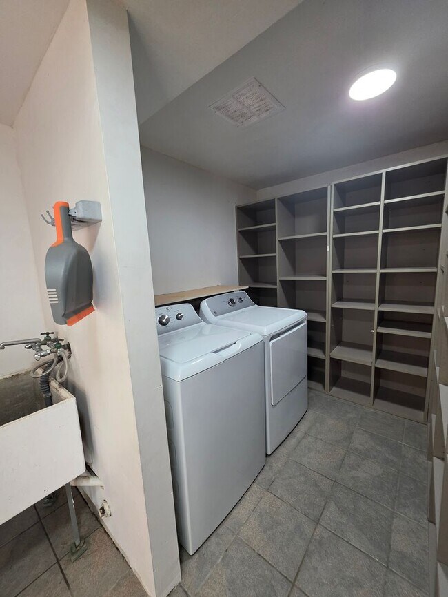 Building Photo - AVAILABLE NOW! 3 bed, 1.5 bath with 2 parking in Kailua.