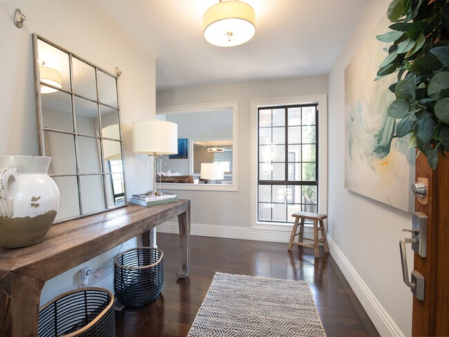 Building Photo - Exquisite Tree Section Home