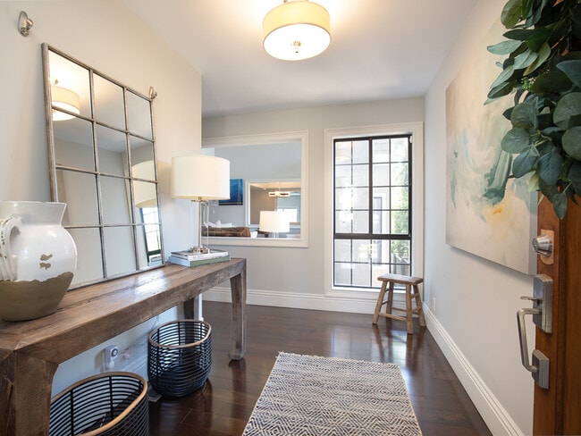 Building Photo - Exquisite Tree Section Home with A/C
