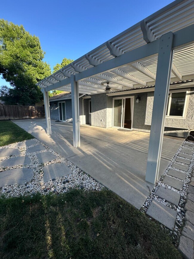 Building Photo - 2371 Sample Ave