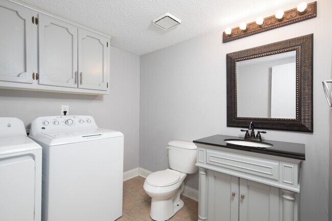 Building Photo - 2624 Excalibur Dr SE