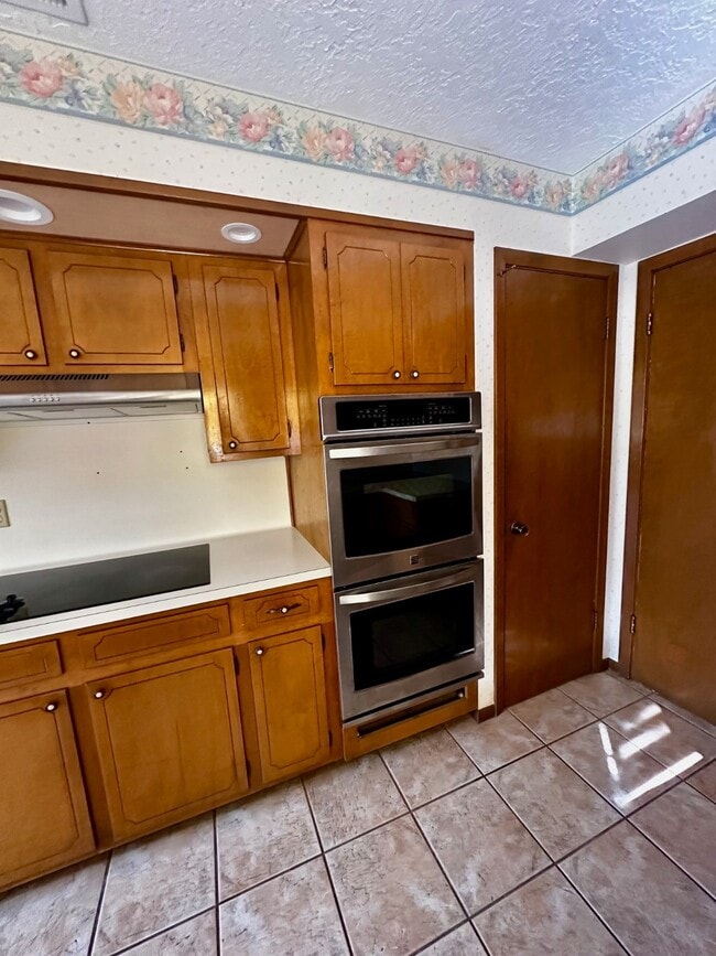 Building Photo - 1235 Elaine Dr