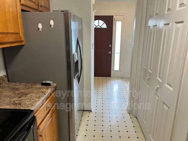 Building Photo - 2055 Hampton Dr