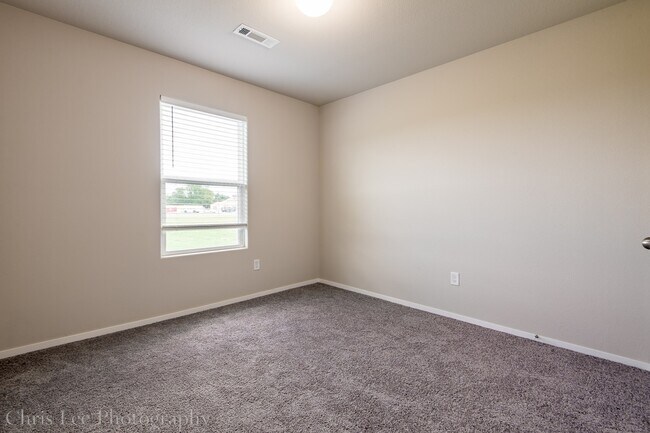 Building Photo - 4BR Home w/Fenced Yard