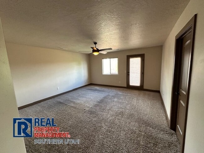 Building Photo - Washington Townhome