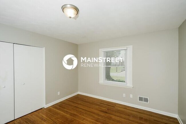 Building Photo - 3 Bedroom Pet-Friendly Home in LOUISVILLE, KY with Main Street Renewal