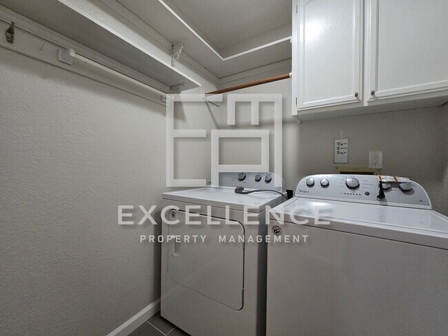 Building Photo - In the Villages 55+ Gated Community, 2/2+ Office, 1900+Sf, Deck, Views, Golf Course and Much More