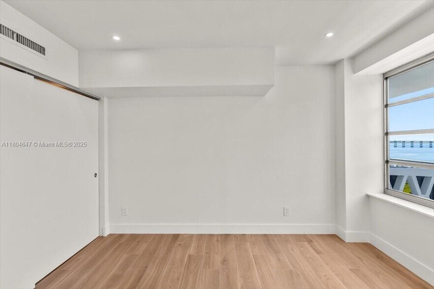 Building Photo - 1430 Brickell Bay Dr