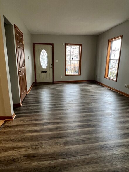 Building Photo - 106 Parade St