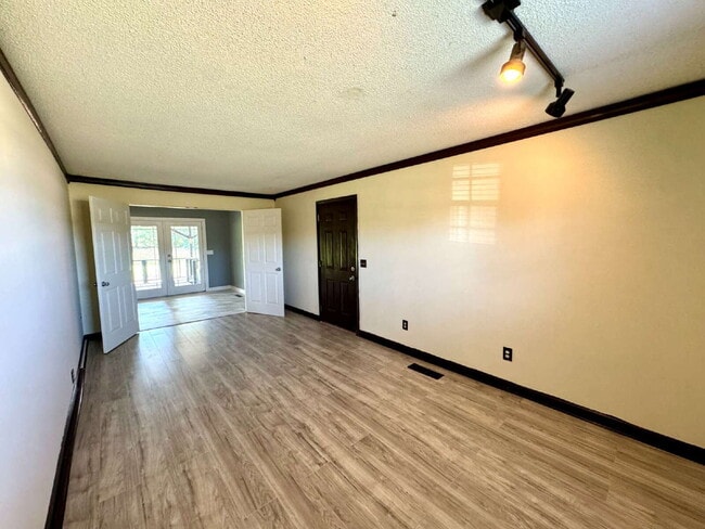 Building Photo - 163 Vining Dr