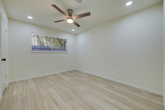 Building Photo - 5519 Sheraton Oaks Dr