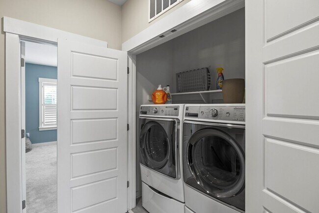 Building Photo - End Unit Townhome with many Upgrades - Downtown Wake Forest!