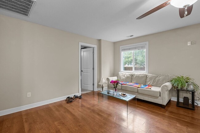 Building Photo - Beautifully Updated 4-Bedroom Home in Norf...