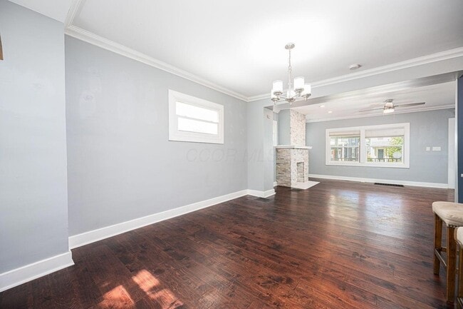 Building Photo - 906 S Champion Ave