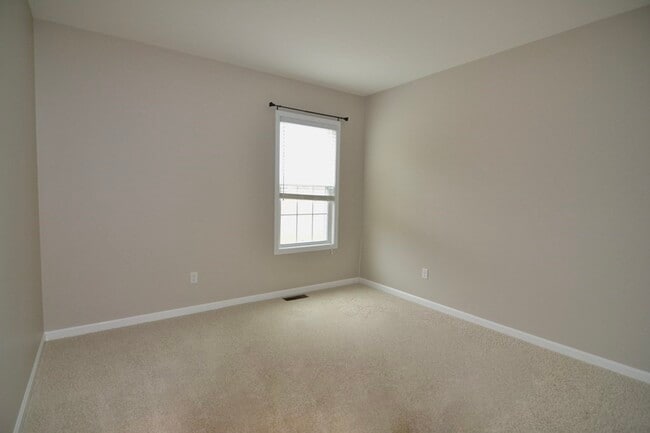 Building Photo - 8 Spicebush Ct