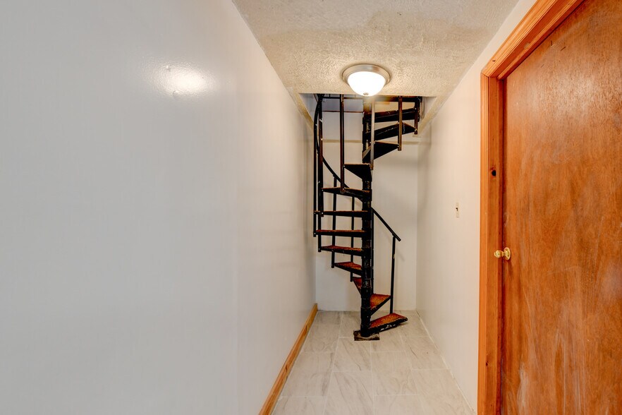 Building Photo - 71 Carmer Ave