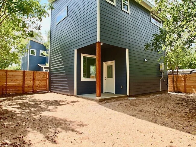 Building Photo - East Riverside near parks