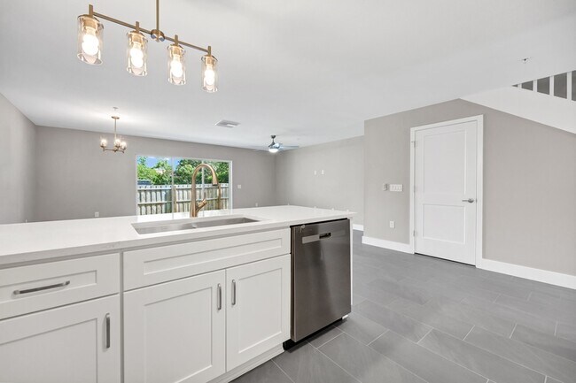 Building Photo - 37 SE 15th Terrace