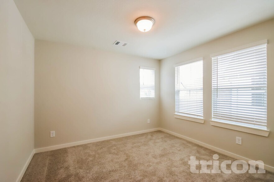 Building Photo - 9835 Willow Creek Commerce Dr