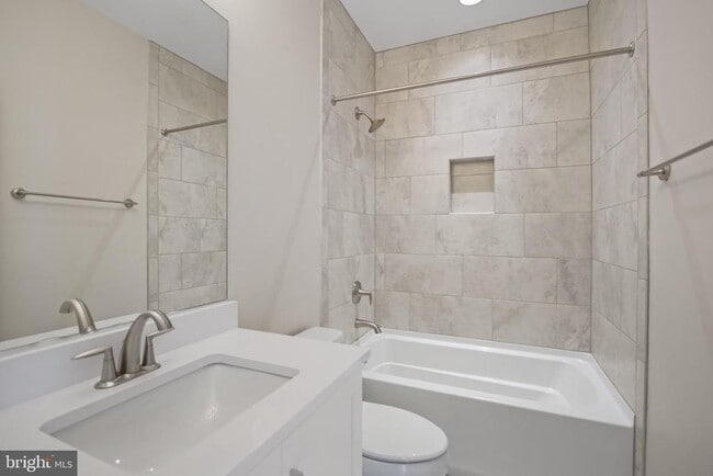 Building Photo - 621 Parkside Pl NE