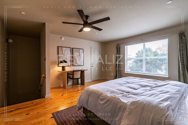 Building Photo - Fully Furnished Townhome w/ Private Garage
