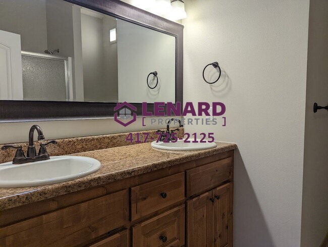 Building Photo - Spacious 3 Bedroom Home Ready for Move In!