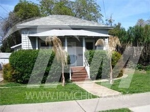 Building Photo - Classic 3 bedroom 2 bathroom home! Half off first month rent**