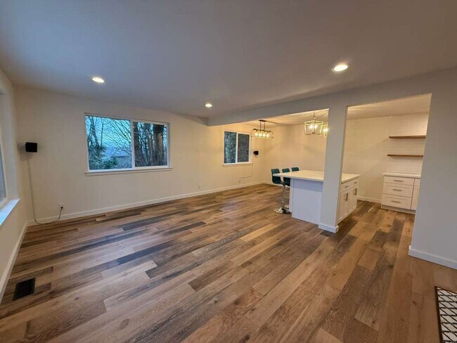 Building Photo - Stunning 4 Bed 3 Bathroom Home!