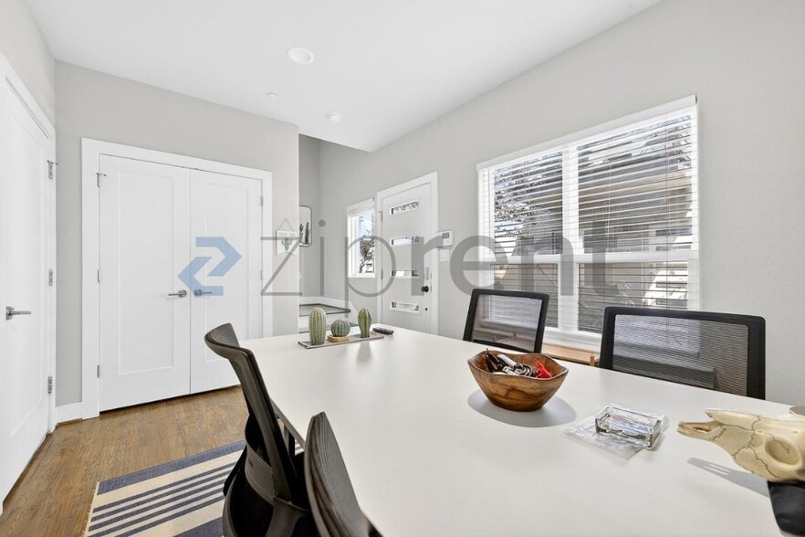 Building Photo - Unit 3