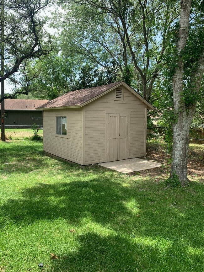 Building Photo - Cozy and Quaint 2 bedroom 2 bath with bonu...