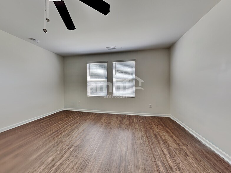 Building Photo - 123 Orion Way