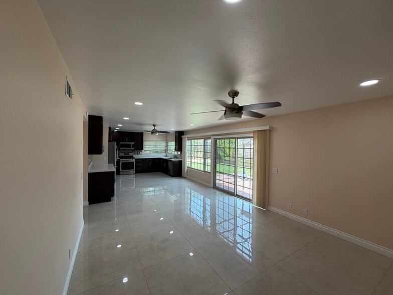 Building Photo - 8552 Doremere Dr