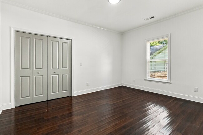 Building Photo - Updated Cottage 5 mins from Uptown Charlotte!