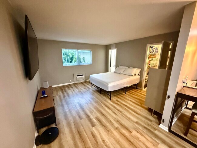 Building Photo - 1204 S Lake Dr